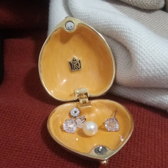 Vintage trinket pill box magnet - Picture 2 of 4